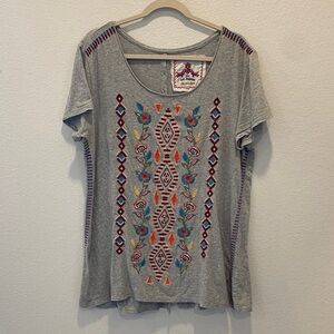 Johnny Was | Embroidered tee with a button down back